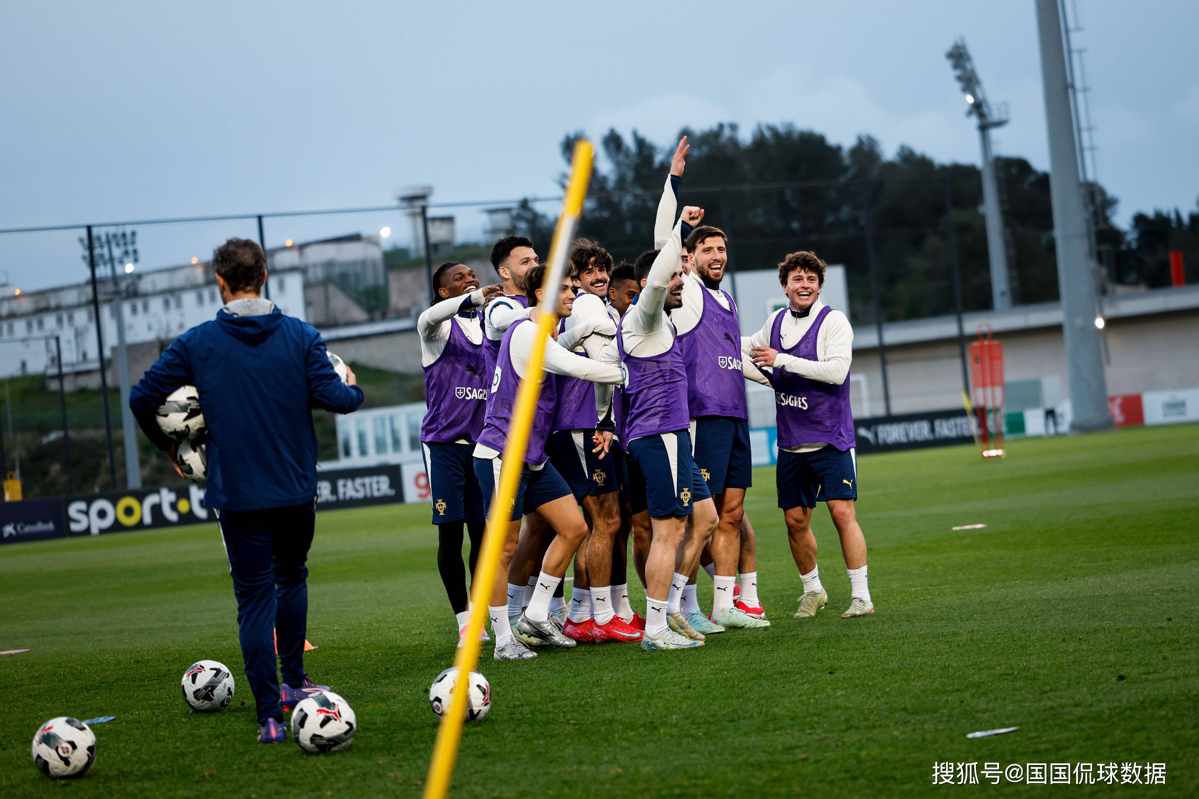 开云体育APP下载-焦点大战：欧洲杯上演巅峰碰撞